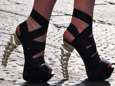 DSquared2: le ossa al posto dei tacchi per le scarpe del prossimo autunno