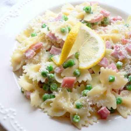 Ricette primi piatti, farfalle con prosciutto e piselli