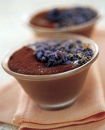 Ricette Dolci: mousse di cioccolato allo zenzero con violette candite