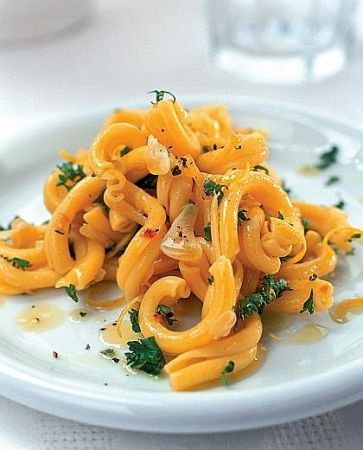 Ricette estive veloci: pasta con salsa di aglio e limone