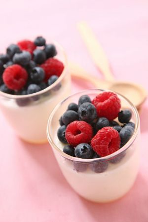 Ricette dolci dietetiche: mousse di yogurt, more, lamponi e mirtilli