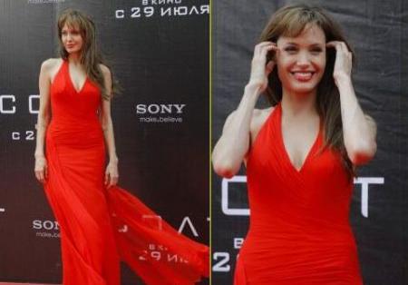 Angelina Jolie con abito Versace alla premiere di “Salt” in Russia