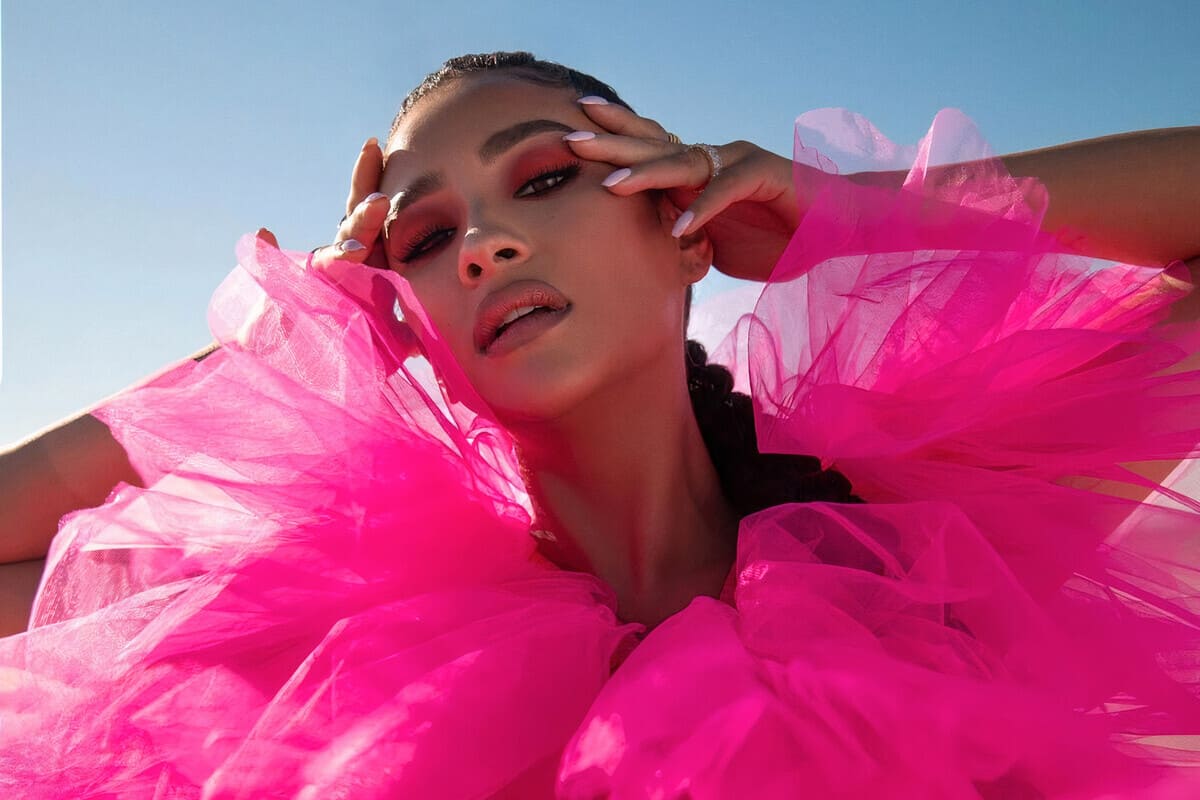 Shay Mitchell posa in fucsia con unghie a vista rosa cipria