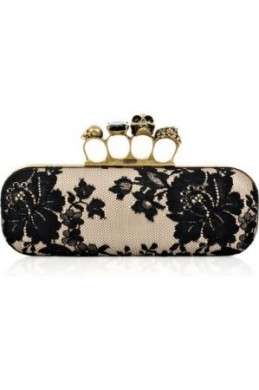 Alexander McQueen, la Knuckle Duster clutch in pizzo