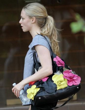 Amanda Seyfried con borsa Valentino