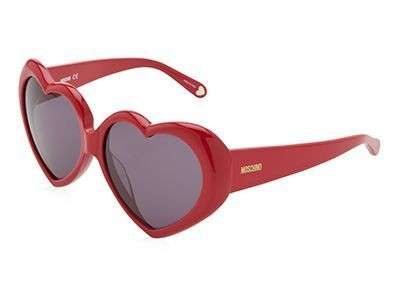 Moschino, gli occhiali da sole a forma di cuore