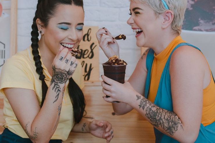 amiche al bar che ridono 
