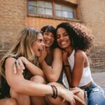 amiche che si abbracciano in posa