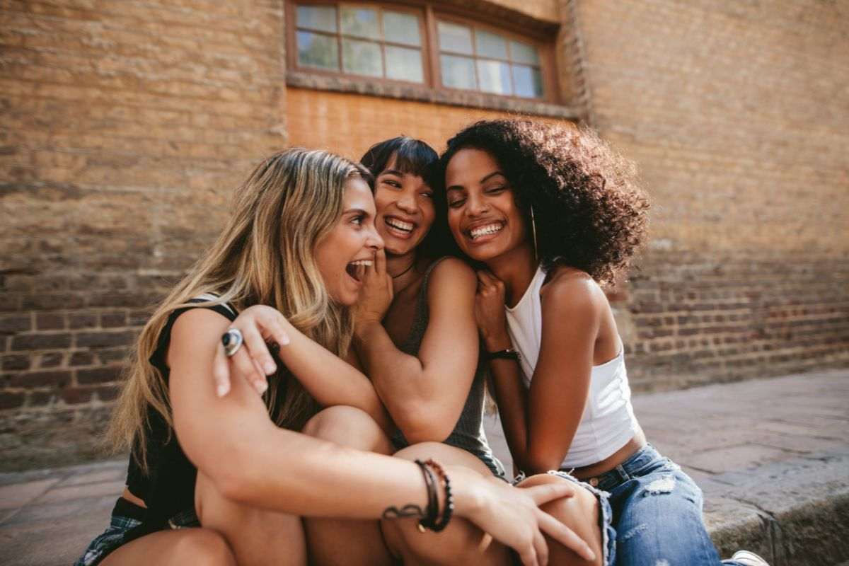 amiche che si abbracciano in posa