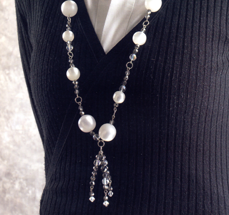 Gioielli fai da te: una collana di perle e cristalli
