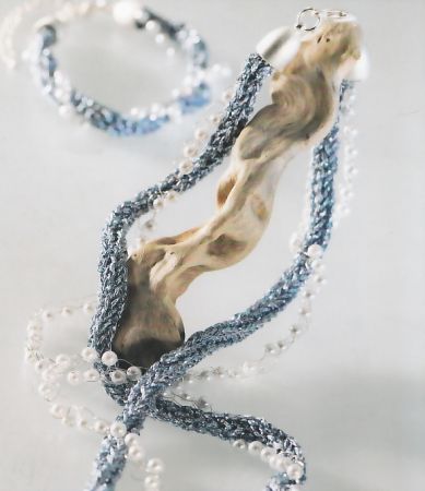 Gioielli fai da te: un’elegante collana in cotone e perle bianche