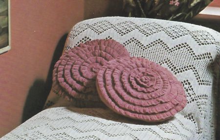 Schemi uncinetto: dei morbidi cuscini tondi per decorare il tuo letto