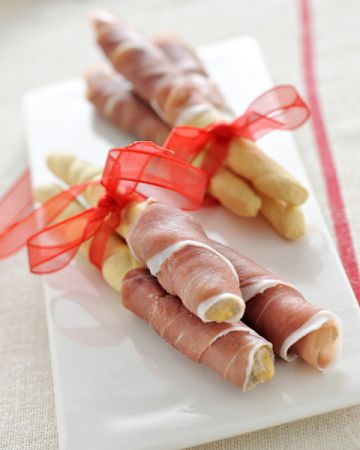 Ricette stuzzichini: grissini con mousse e prosciutto crudo