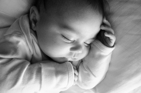 Sonno neonati: dormono tutta la notte solo dal 5° mese