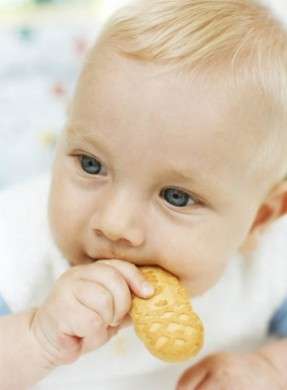 Bambino con biscotto