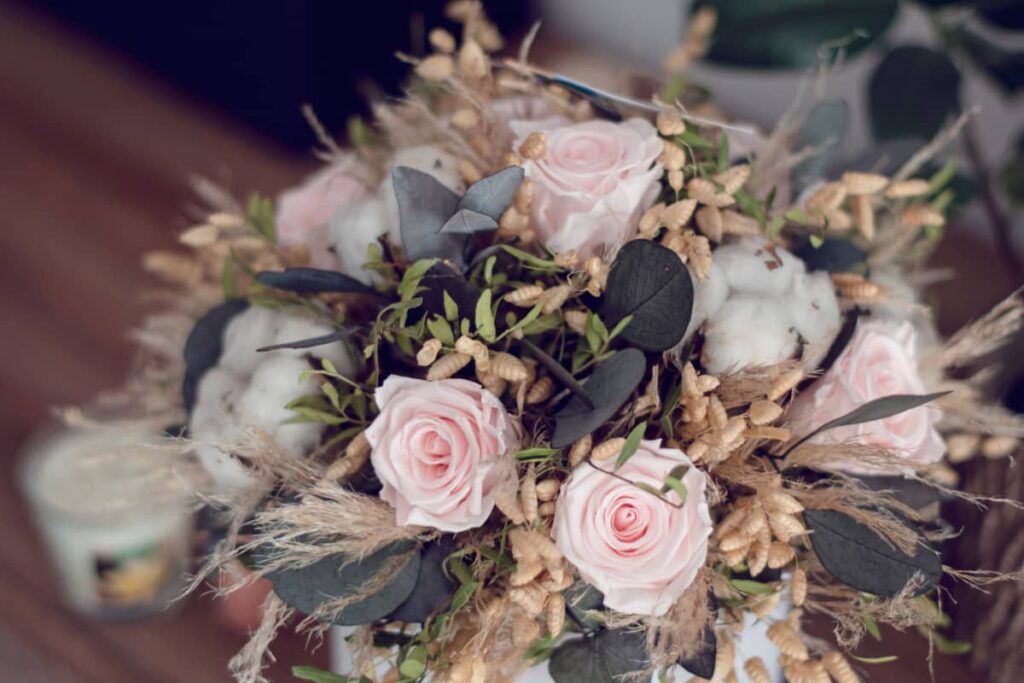 bouquet da sposa con rose e spighe beige
