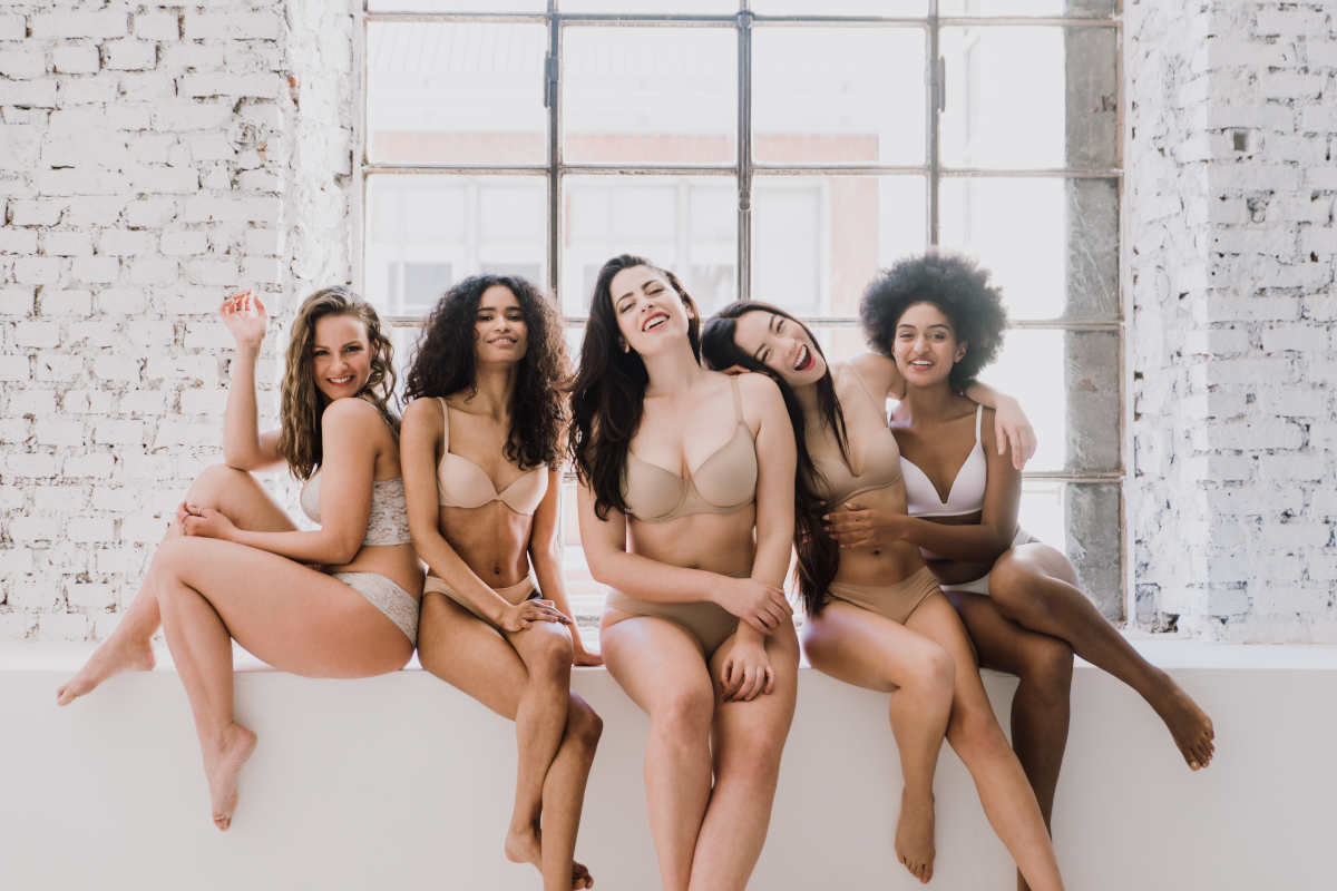 donne in lingerie, completi intimo