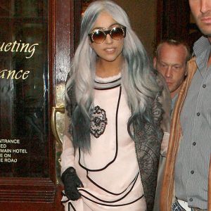 Lady GaGa, look da nonna e capelli grigi