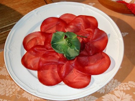 Bresaola fosforescente in un discount di Lecco