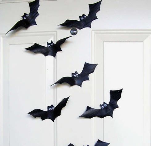 pipistrelli neri di cartoncino appesi ad una porta bianca