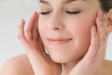 Pulizia del viso: come eliminare i punti neri senza irritare la pelle