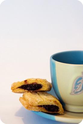 Ricette dolci: biscotti con marmellata di more