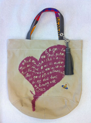 Vivienne Westwood presenta le Africa Bags per beneficenza