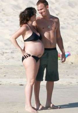Alanis Morissette incinta, le foto col pancione