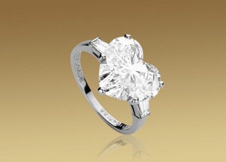 Matrimonio: anello di lusso con diamante a forma di cuore by Bulgari