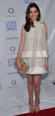 Anne Hathaway sceglie Valentino e Jimmy Choo