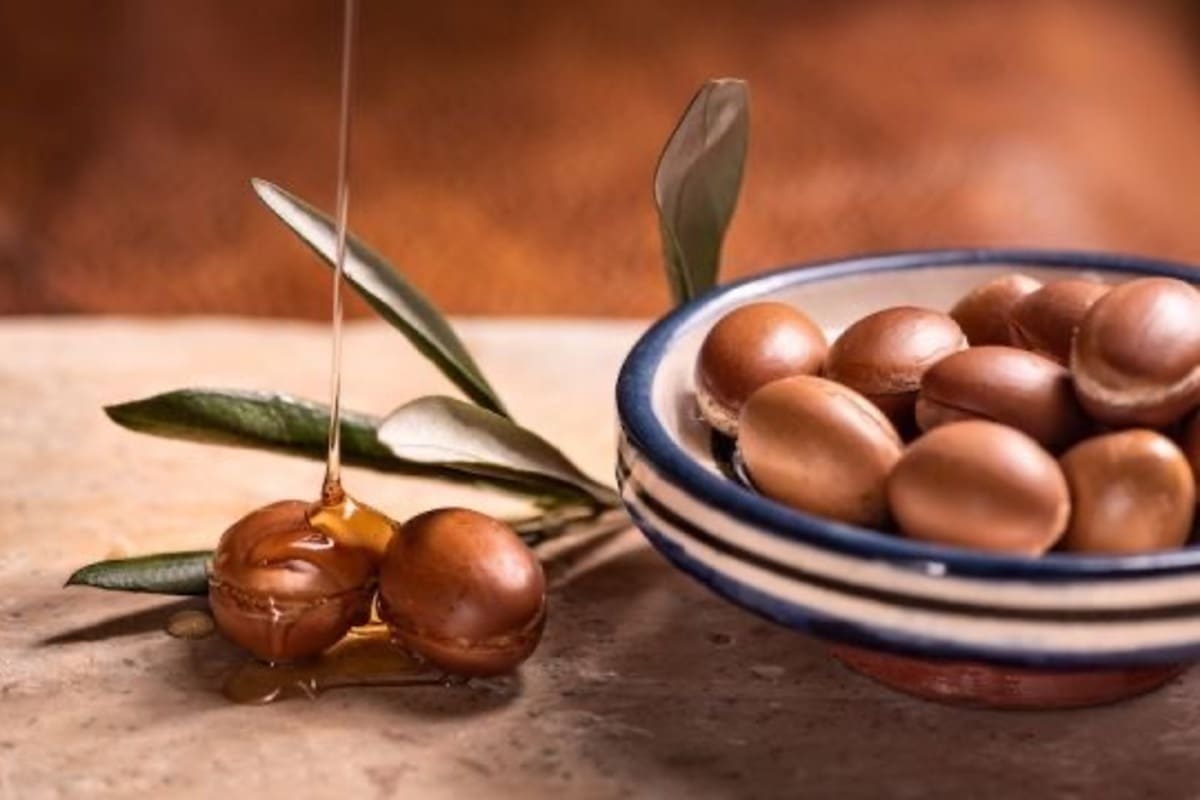 Tavolo con olio di Argan e frutti
