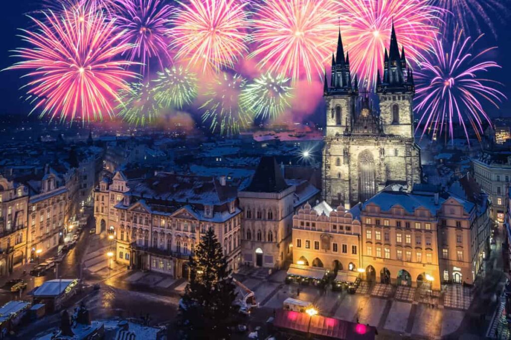 fuochi d'artificio sul cielo notturno di Praga