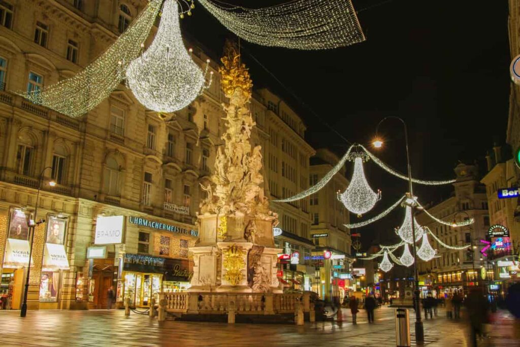 piazza di Vienna con addobbi natalizi per capodanno