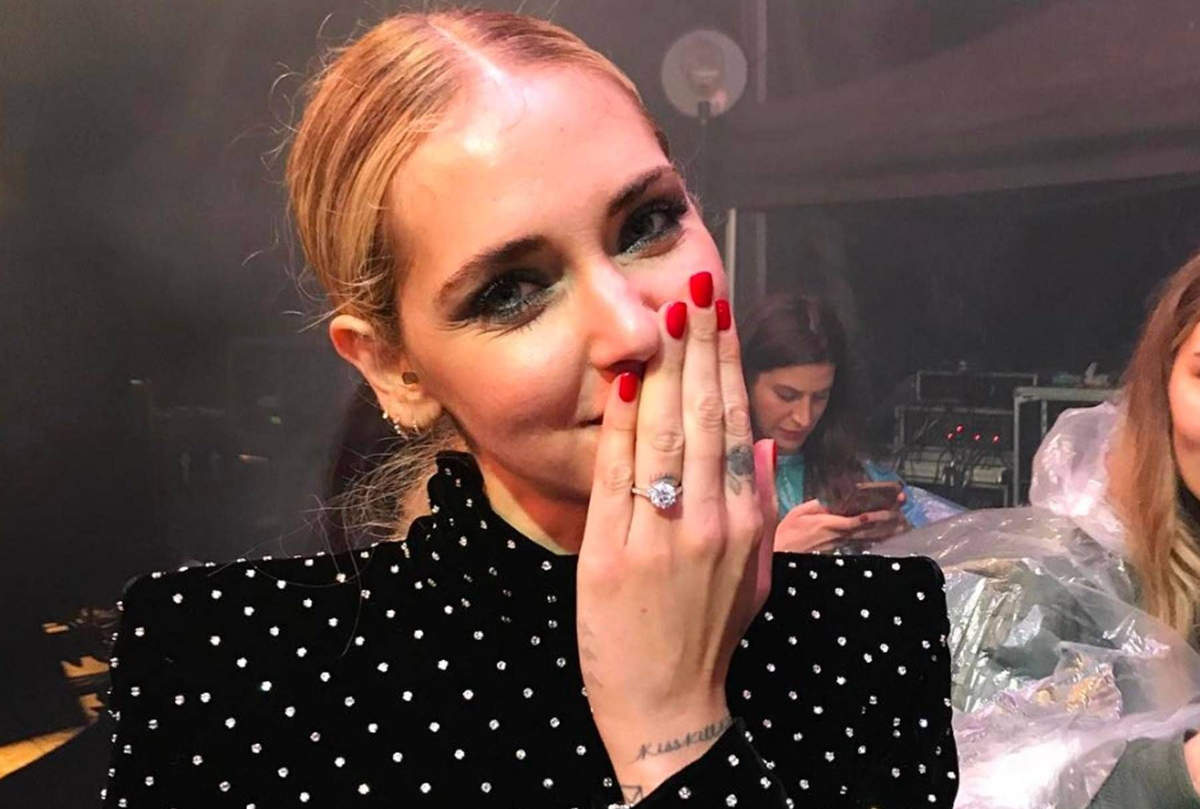chiara ferragni mostra il suo anello fidanzamento