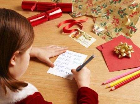 bambina scrive biglietto