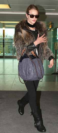 Rosie Huntington-Whiteley con una borsa Chanel