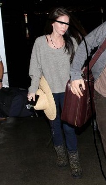 Megan Fox con stivali UGG by Jimmy Choo