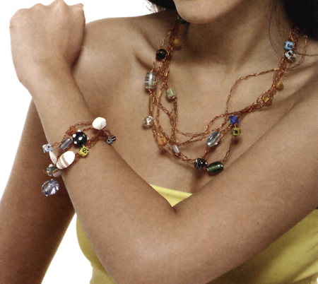 Bijoux: gioielli di rame e pietre colorate