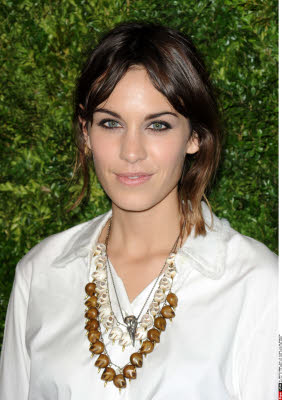 Alexa Chung volto di Superga per i 100 anni