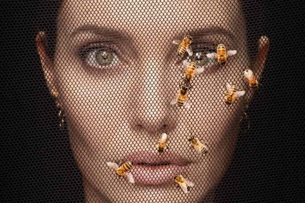 Angelina Jolie scatto in primo piano con api sul viso