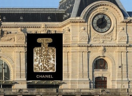 Chanel n°5 decorerà la facciata del Musée D’Orsay