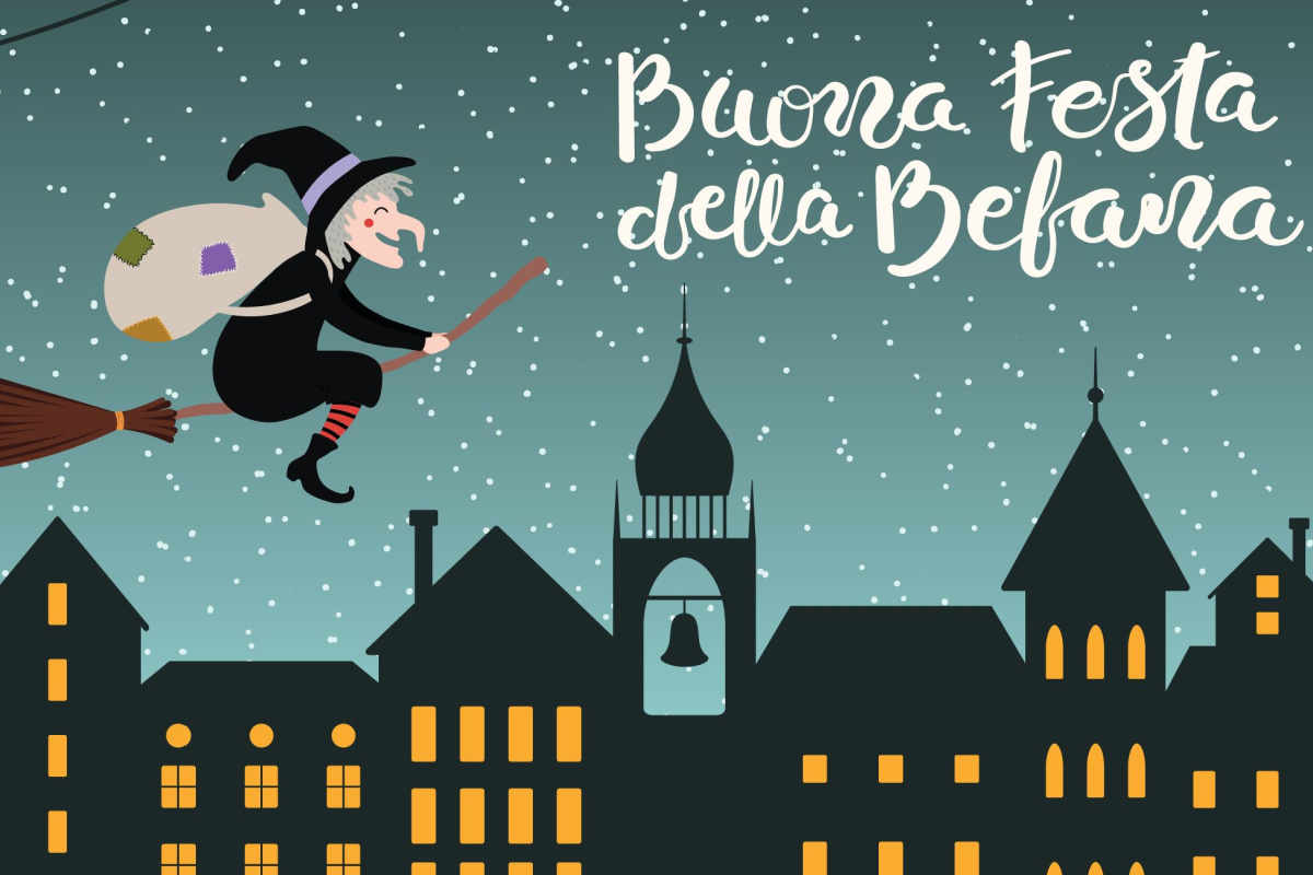 skyline di una città con le case, con immagine della befana che vola sulla scopa di notte, con scritta "buona festa della befana"