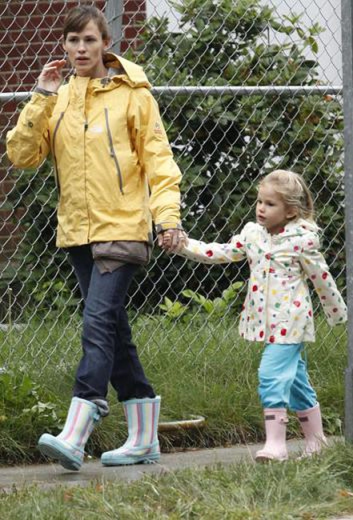 Stivali mania: Jennifer Garner e Violet indossano UGG e Hunter | Pourfemme