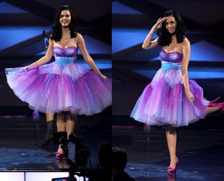 Katy Perry bellissima con un look firmato Betsey Johnson
