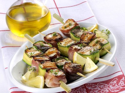 Pesce spada ricette: spiedini con zucchine e pancetta