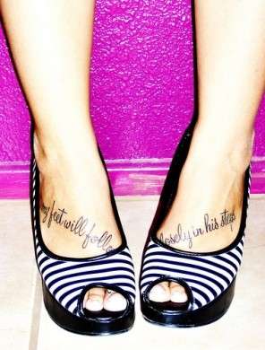Tatuaggi sul piede: fiori o scritte?
