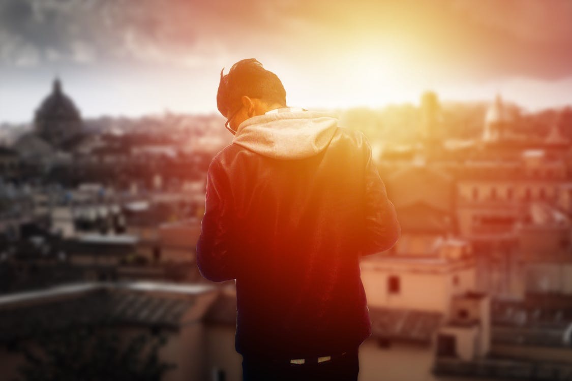 uomo di spalle al tramonto
