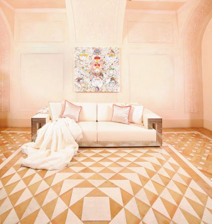 Versace apre una boutique per la casa a New Delhi