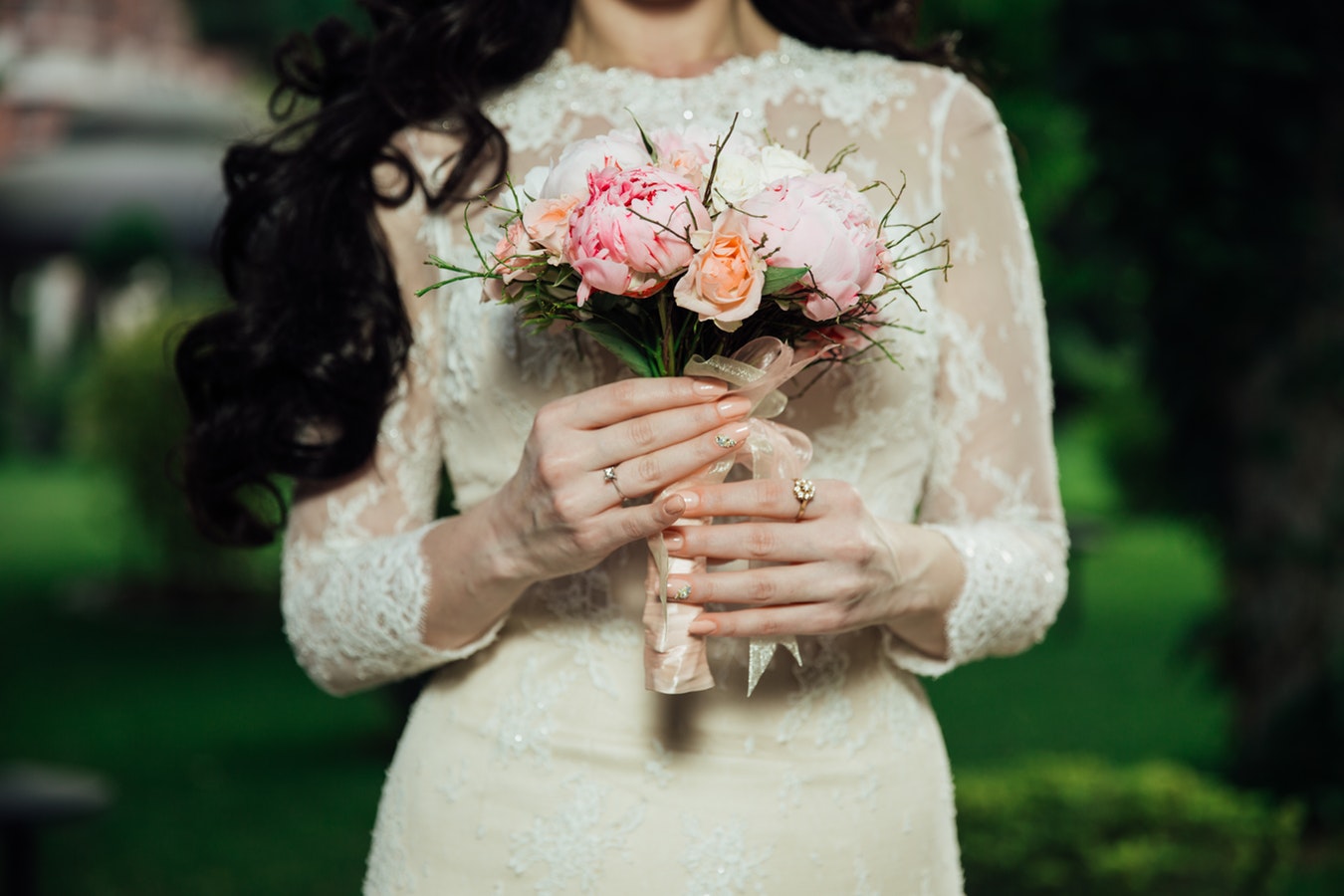 Sposa con bouquet