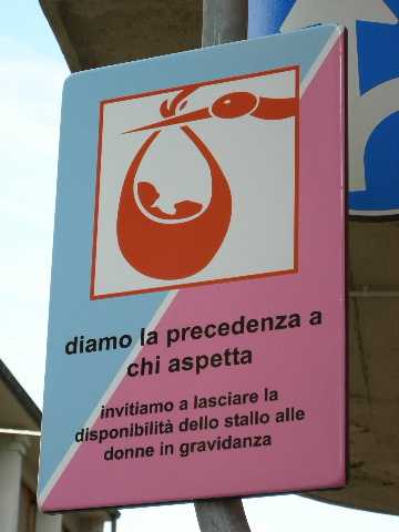 Gravidanza e maternità: si moltiplicano i “parcheggi rosa” per mamme